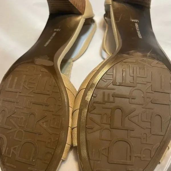 Adrienne Vittadini Beige Leather T Strap Heels Size 10 Open Toe Sandals Flawed - Image 9