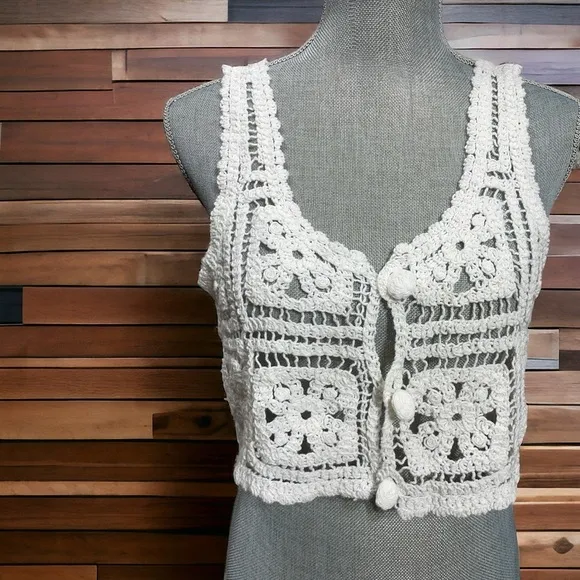 Crochet Knit Cropped Sleeveless Sweater Cardigan in white size M - Image 2