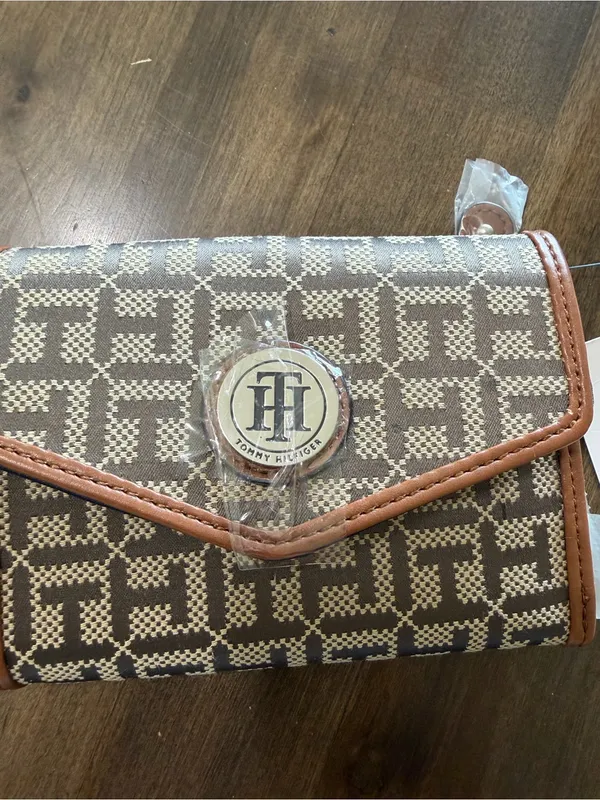 Tommy Hilfiger NEW Tri-Fold Wallet #260139 - Image 2