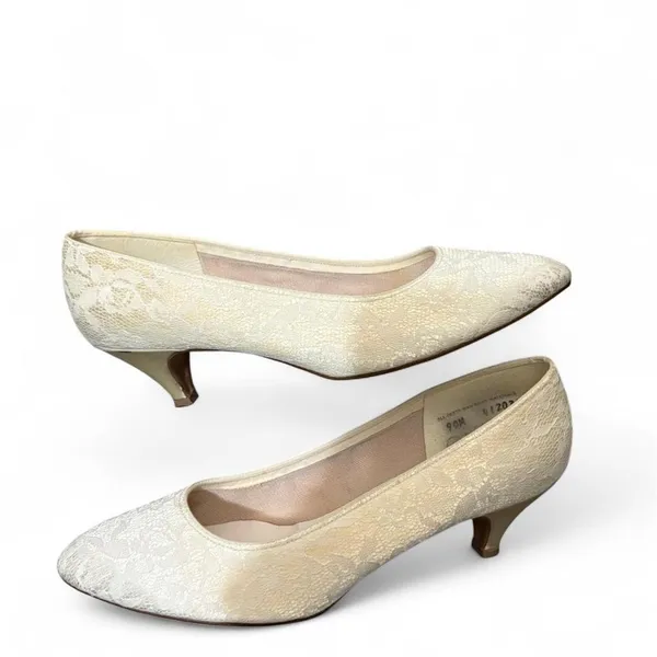 Vintage 80s Fashion 10 Endicott Johnson Ivory Lace Kitten Heel Pumps - Image 3