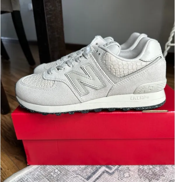 New Balance 574 Women's Beige/ Taupe Grey Calcium Classic Croc Sneaker size 9.5 - Image 6