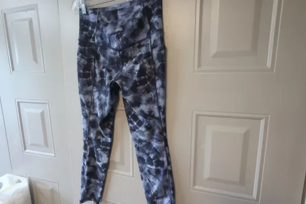 Athleta tie dye leggings Salutation Stash Pocket Tight Leggings Workout Stretch in blue size small. - Image 9