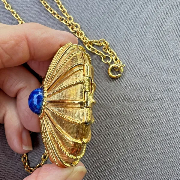 Estee Lauder Gold Tone Solid Perfume Compact Pendant Locket Necklace 70's - Image 2