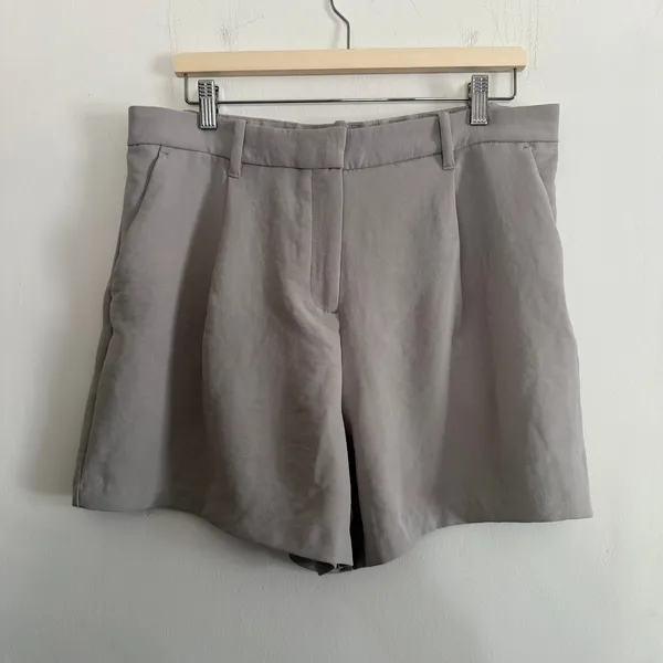 ABERCROMBIE & FITCH Gray High-Waist Beige Pleated Trouser Shorts | Large - Image 2