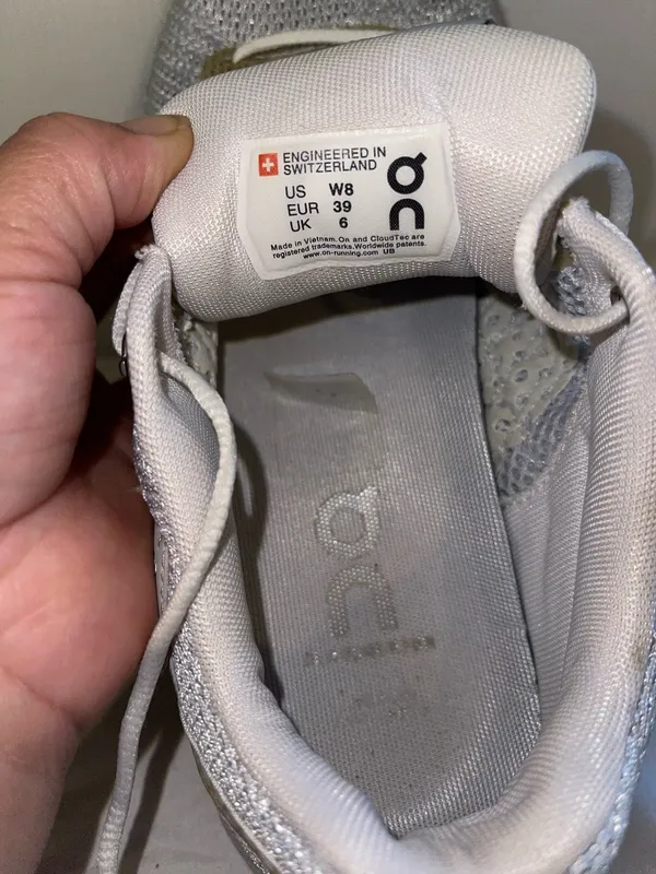 On Cloud Running Shoes Women’s 8 - Image 10