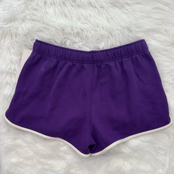 Lululemon Scuba Mid-Rise Oversized Shorts 3" College Purple Light Ivory Large - Image 5
