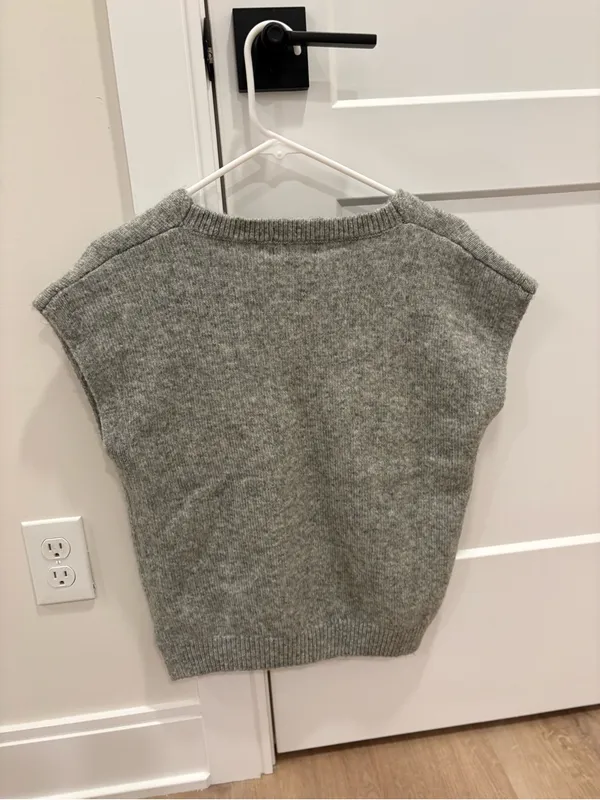 Evereve Grey V-neck Sweater Vest Size XS - Image 5