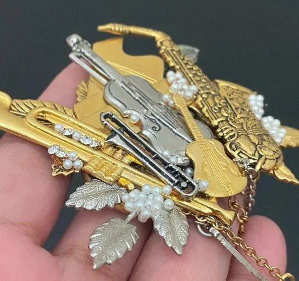 Vintage Musical Instruments Music Theme 3D Brooch 36.6g - Image 10