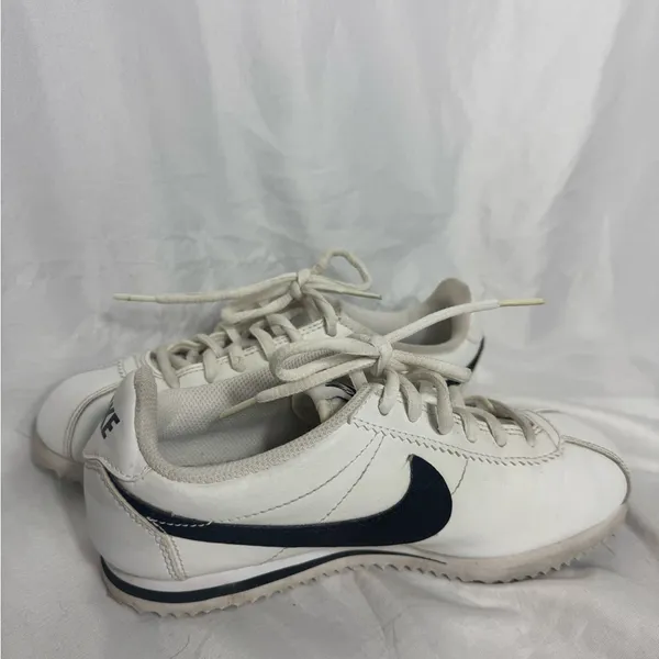 Retro Nike Cortez 1972 classic Nike sneakers w black white 4Y women’s/girls - Image 5