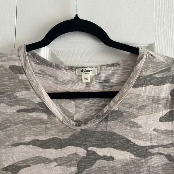 Dylan Camo V-Neck T-Shirt Womens Size S Pink Grey Camouflage Slub Cotton Top - Image 2