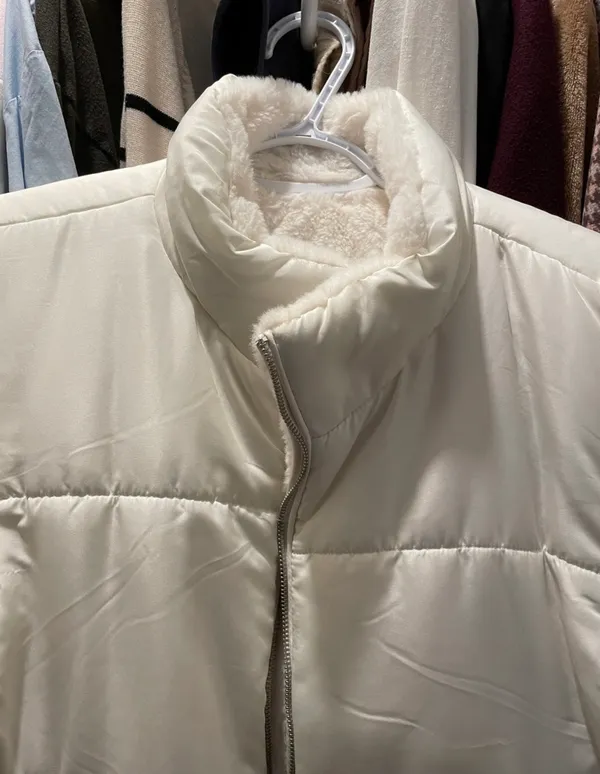 White puffer vest with faux fur lining - Image 2