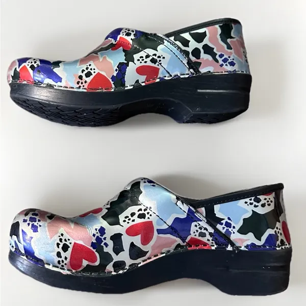 DANSKO‎ Professional Clogs Multi-Colored Abstract Design Red Hearts - (40) 9.5 - Image 4