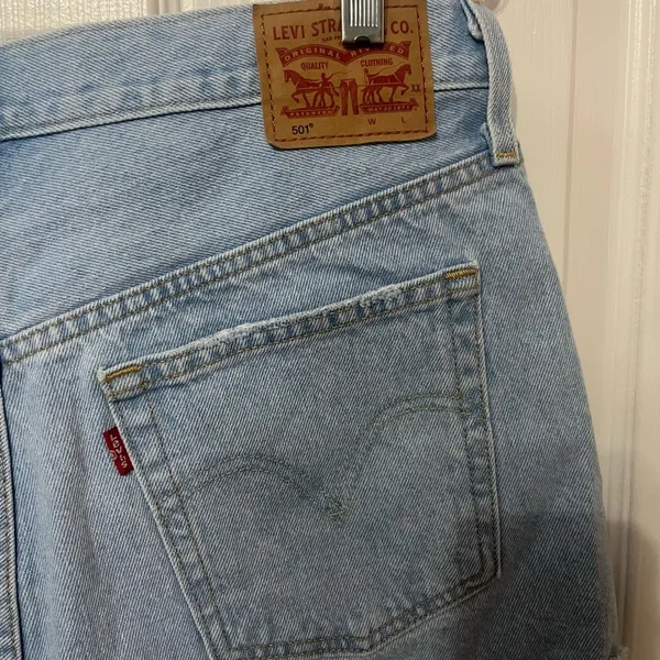 Levi’s 501 distressed light wash Jean‎ shorts denim size 31 - Image 5