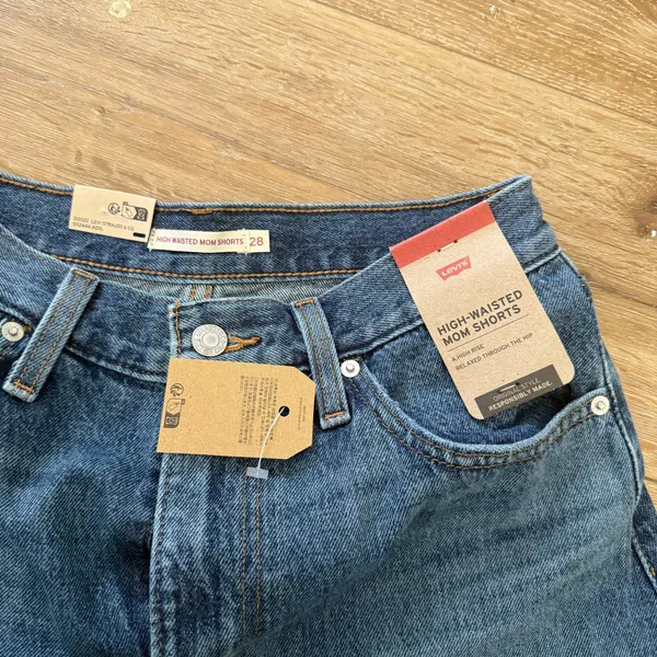 NWT LEVIS MOM Short - Image 4