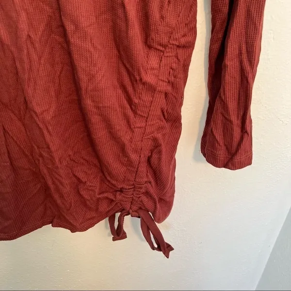 Democracy Women's Size Medium‎ Side Ruched V-Neck Blouse in Bran Burnt Orange - Image 6