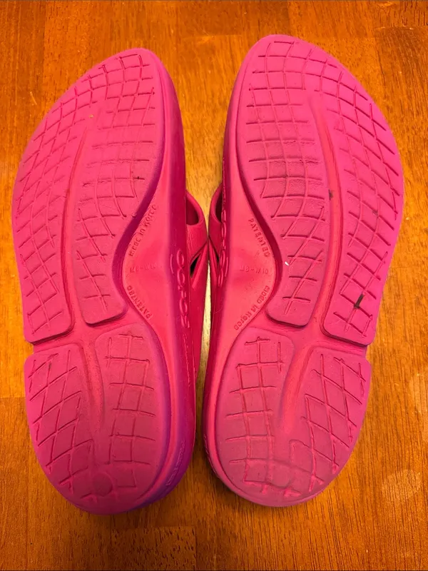 OOFOS Women's Bright Pink Recovery Flip Sandals Size 10 - Image 3