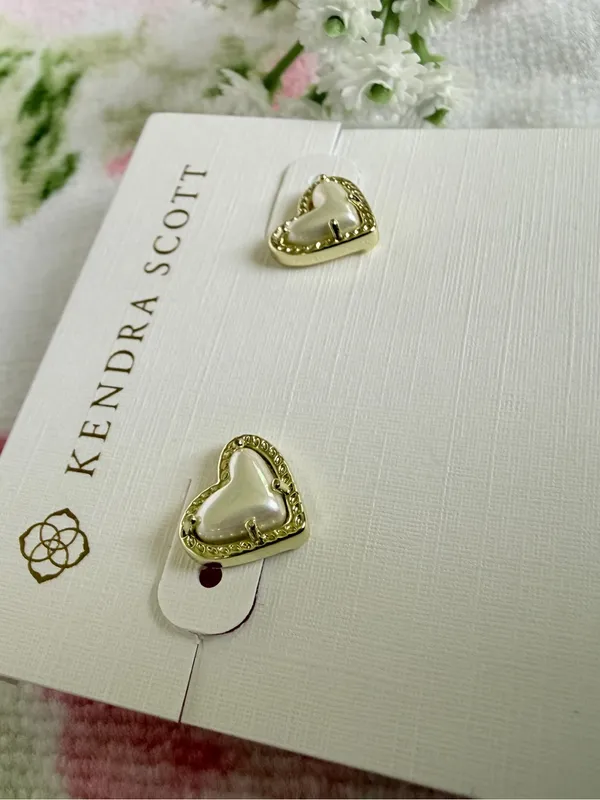 Kendra Scott Ari Heart Gold Stud Earrings in Ivory Mother-of-Pearl - Image 2