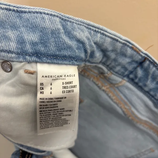 American Eagle Outfitters Light Wash Distressed Women's Curvy Mom Jeans Size 6 - Image 5