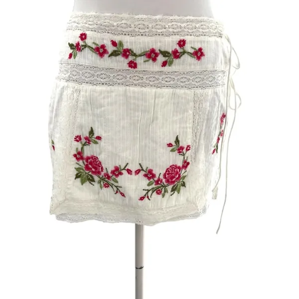 For love and‎ lemons Jolene Embroidered Mini Skirt in White sz M - Image 10