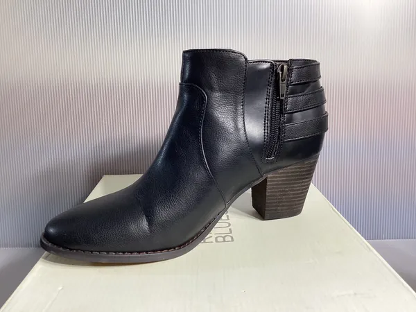 Eden Black Boots Size 9 - Image 4