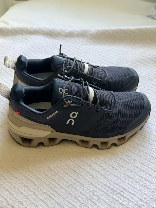 On Clouds Women's Athletic Shoes Size 8 Blue - Image 2