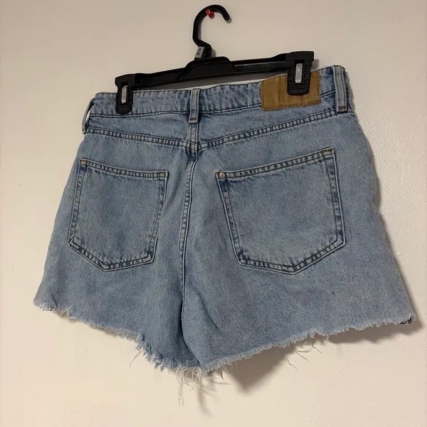 H&M High-Waisted Shorts - Image 2