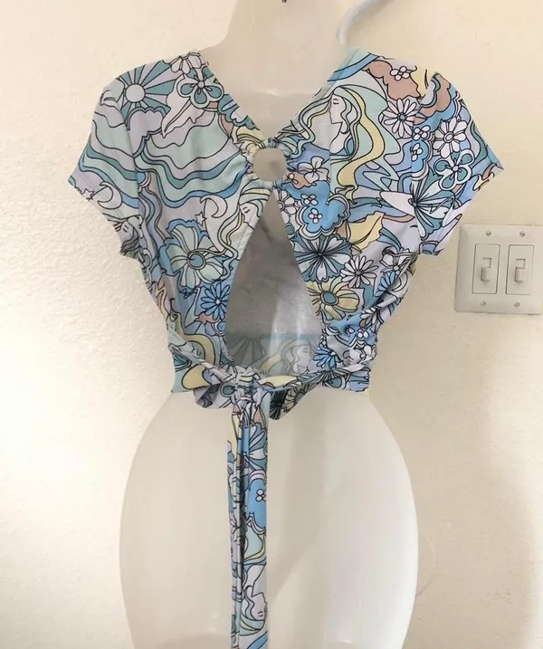 No Comment Blue floral crop wrap top shirt blouse V-neck o-ring open back-Size M Measurements in pics - Image 2