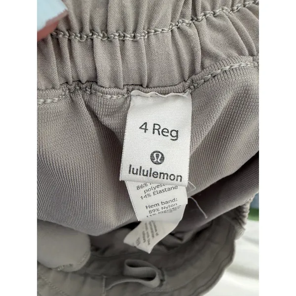 Lululemon Hotty Hot Short II 2.5" size 4 - Image 3
