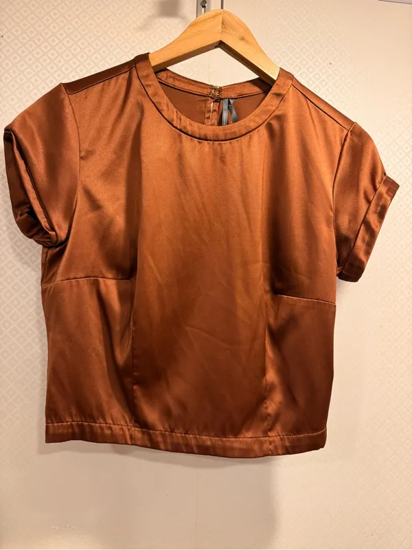 Anthropologie Copper Satin Casual Crop Baby Tee Size S - Image 7