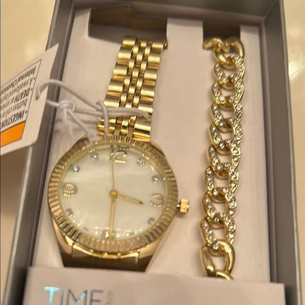 Time and Tru Gold Watch and Bracelet Set Elegant Accessories - Image 8