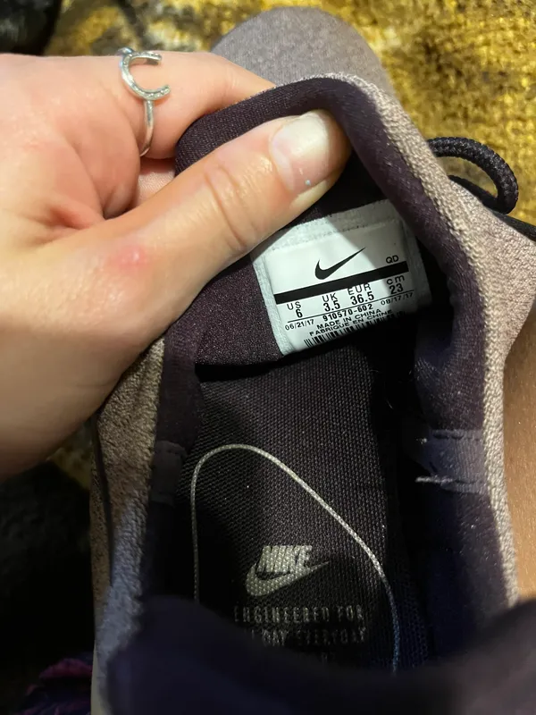 Nike Tennis Shoes - Image 5