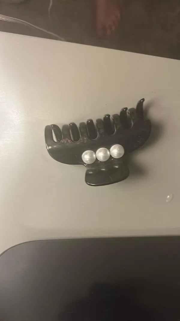 Black claw clip with pearls - Image 2
