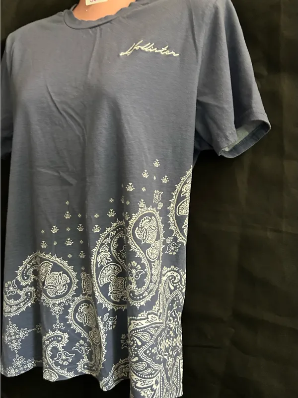 Hollister Navy and White Paisley Bandana-Print Short Sleeve Tee MD - Image 3
