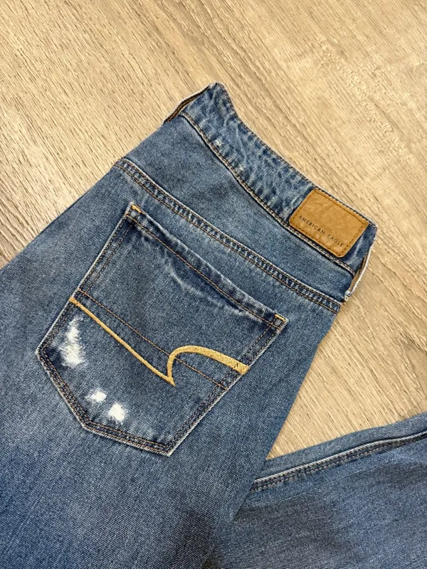 •American Eagle• Distressed Tomgirl Jeans - Image 10