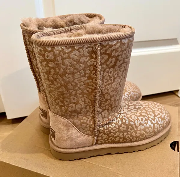 UGG Women’s Classic Short Boots Snow AMP size 7 NWT - Image 2