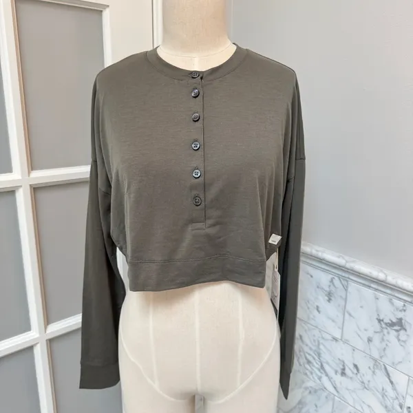 Vuori Women’s XS Long Sleeve Avalon Henley Oregano Green Boxy Relaxed Fit NWT - Image 3