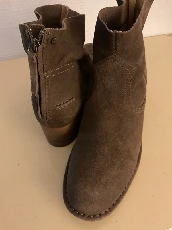 UGG Taupe Chelsea Suede Ankle Booties with Stacked Heel US 9.5 - Image 2