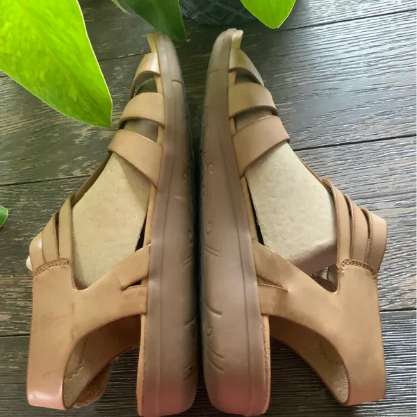 BareTraps Tan Strappy Gold Studs Leather Sandals 1” Rubber Sole Size 9 - Image 7