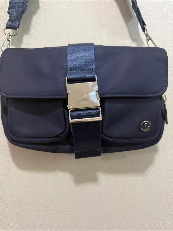 lululemon athletica 3L Navy Crossbody Bag with Silver Hardware - Image 2