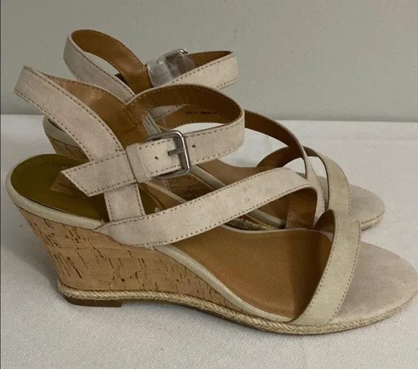 Dv8 by dolce vita Elegant Cream Wedge Sandals like new size 11 - Image 3