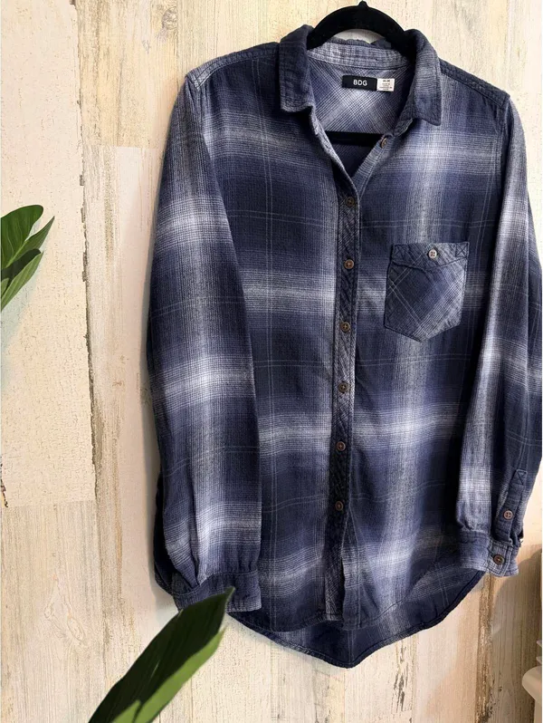 BDG Women's Medium Blue Plaid Button Down Flannel Shirt - Image 4