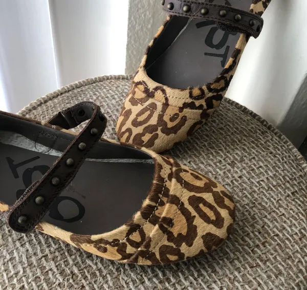 Vintage 100% GENUINE LEATHER fuzzy brown and tan leopard print Mary Jane ballet flats with gold studs ad velcro strap closure - Image 5