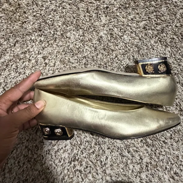 Anne Michelle Gold Metallic Pointed Toe Lion Head Medallion Block Heel Pumps 7 - Image 5