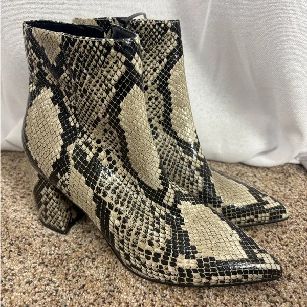 Marc Fisher‎ Snakeskin Faux Leather Chunky Boot Pointed Toe Retire Line 6M EUC - Image 2