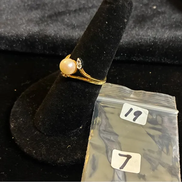 Gold tone Pearl Ring size 7 - Image 2