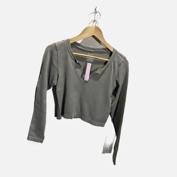 Wild‎ Fable Seamless Ribbed Long Sleeve Notch Neck Crop Top Gray XXL NEW - Image 3