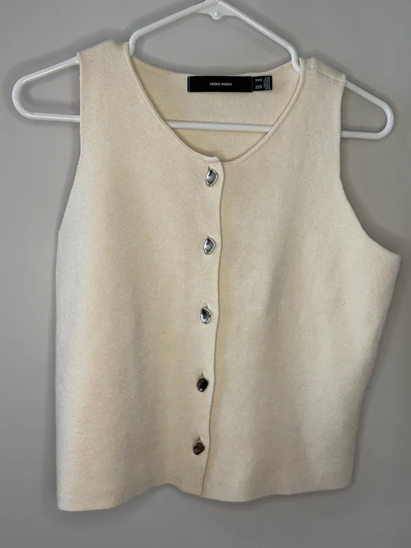 Vero Moda Off-White Knit Button front vest top. Size Medium  - Image 2