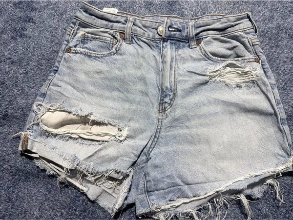 American Eagle Light Wash Distressed Denim Shorts Size 4 - Image 3