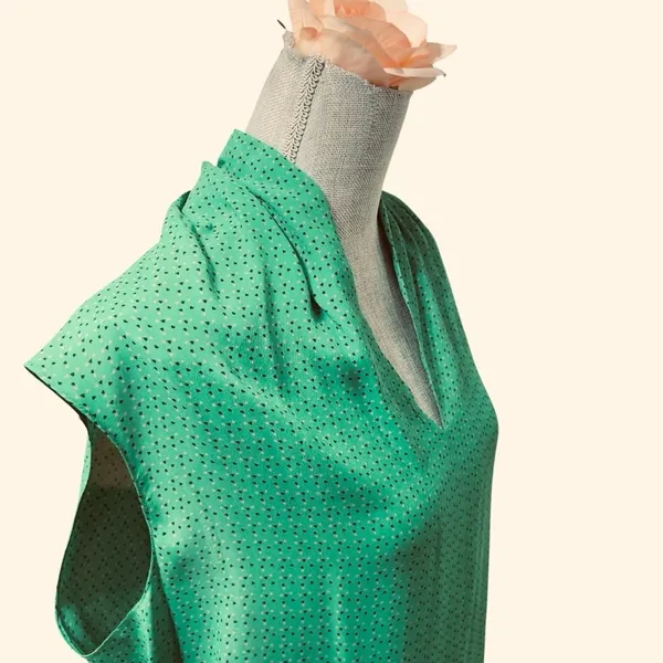 CAbi Style #124 Micro Polka Dot Kelly Green Silk Blend Sleeveless Blouse - L - Image 7