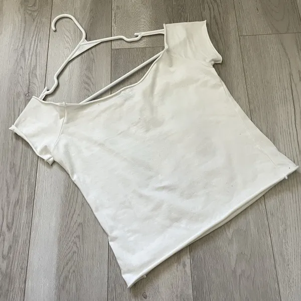 Brandy Melville Tshirt cotton off shoulder 16 crop womens White one size sporty - Image 4